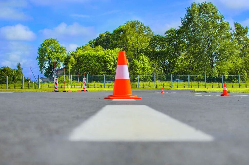 Fahrtraining mit Pylonen für den 2-Phasenkurs zur Steigerung der Verkehrssicherheit
